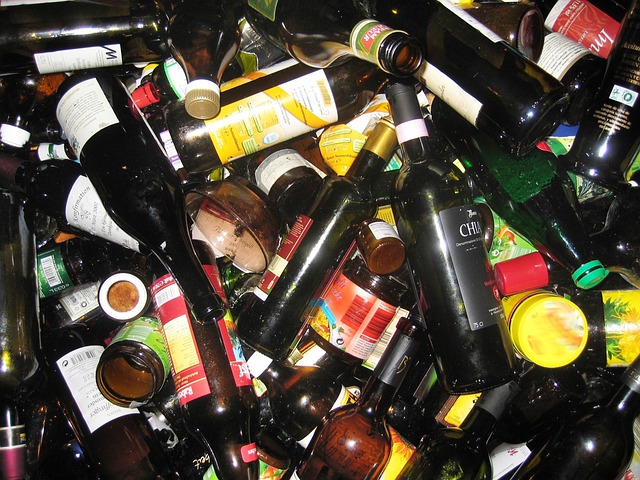 Garrafas e recipientes de vidro separados para reciclagem